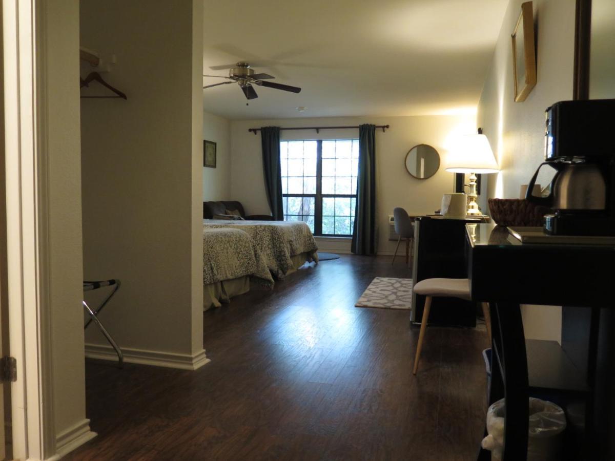Wimberley Inn & Bar ภายนอก รูปภาพ